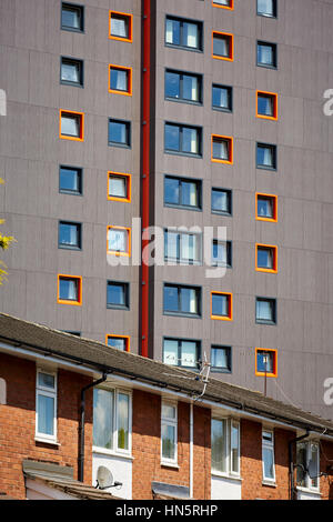 Einen alten Wohnblock erhält eine Verjüngungskur Facelift und umgeben von original 70er Jahre Sozialsiedlung Häusern in Ancoats Gehäuse Regeneration Fläche in Eas Stockfoto