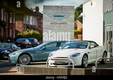 Sonniger Tag in wohlhabenden Cheshire Dorf Wilmslow Luxus secondhand ca viele Verkäufe Taktabstand & Showroom für Aston Martin in South Manchester, England, UK. Stockfoto