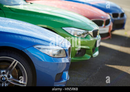 Frontends von Haliewell Jones Glockenblumen BMW Verkaufsgespräch von teuren Greman Autos Verkaufsfläche in Handforth in der Nähe von Wilmslow, Cheshire, England, UK Stockfoto