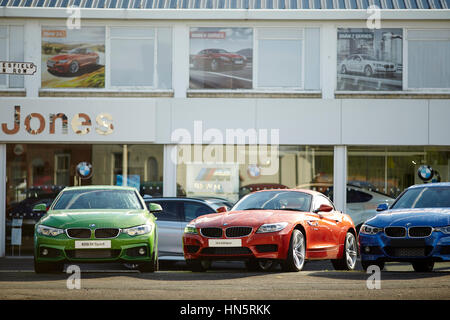 Frontends von Haliewell Jones Glockenblumen BMW Verkaufsgespräch von teuren Greman Autos Verkaufsfläche in Handforth in der Nähe von Wilmslow, Cheshire, England, UK Stockfoto