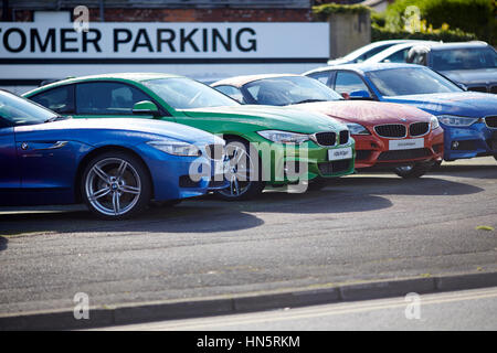 Frontends von Haliewell Jones Glockenblumen BMW Verkaufsgespräch von teuren Greman Autos Verkaufsfläche in Handforth in der Nähe von Wilmslow, Cheshire, England, UK Stockfoto