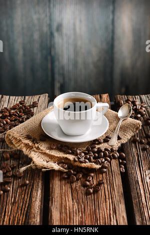 Italienischen Kaffee in kleinen weißen Tasse mit Zutaten aller Stockfoto