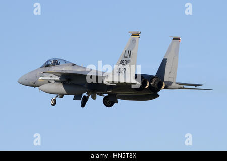 Eine F-15C zur 493rd Fighter Squadron an RAF Lakenheath zugeordnet, Suffolk zieht es ist gang und überschreitet. Stockfoto