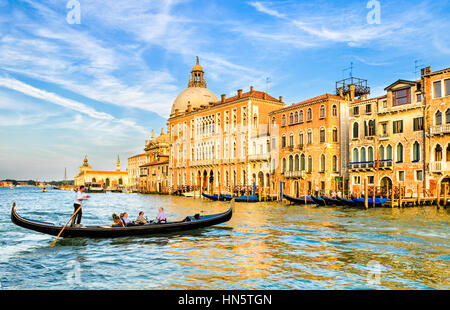 Gondel auf dem Canal Grande vor der Basilika Santa Maria della Salute, Venedig Stockfoto