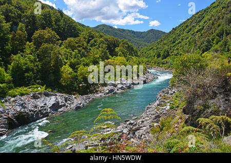 Die majestätischen Buller River betreten die Buller Schlucht hinunter Murchison. Berühmt für Abenteuer Touristenattraktionen und Forellenangeln. Stockfoto