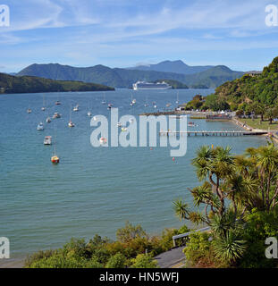 Picton, Neuseeland - 26. Dezember 2016: Massive Luxus-Passagierschiff verlässt den Hafen von Picton im Marlborough Sound. Waikawa Bay in der foregro Stockfoto