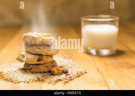 Schokoladen-Plätzchen auf meschotschek Tuch auf Holz. Schokoladenkekse erschossen auf einem braunen Tuch. Stockfoto