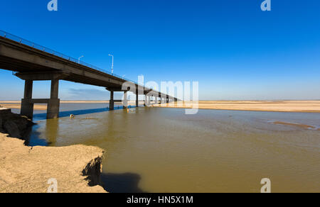 Der Gelbe Fluss-Brücke bei blauem Himmel in Zhengzhou, Provinz Henan, China Mitte. Es ist ein Teil der alten Nationalstraße 107. Stockfoto