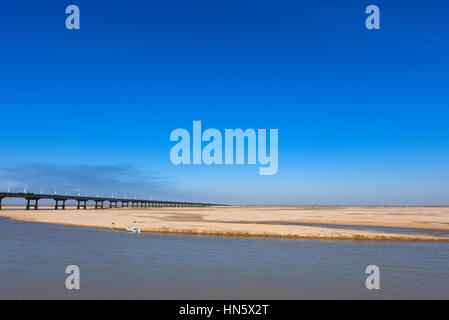 Der Gelbe Fluss-Brücke bei blauem Himmel in Zhengzhou, Provinz Henan, China Mitte. Es ist ein Teil der alten Nationalstraße 107. Stockfoto