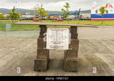 Gedenktafel erinnert an 100 Jahre, da die Kiellegung der Titanic auf der Helling der ehemaligen Werften der Harland & Wolff, Belfast, Nordirland war. Stockfoto