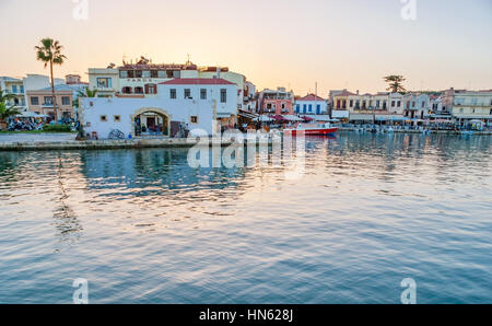 RETHYMNO, Griechenland - 15. Oktober 2013: Den alten venezianischen Hafen ist der bequemste Ort für Eveningtime, am 15. Oktober in Rethymno Stockfoto