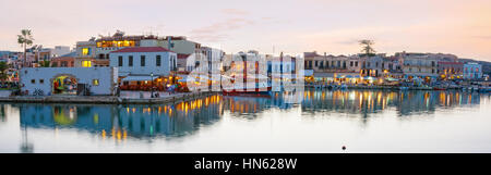 RETHYMNO, Griechenland - 15. Oktober 2013: Der Panoramablick auf die größte touristische Attraktion - alten venezianischen Hafen mit einer großen Anzahl von Restaurants, auf Octo Stockfoto