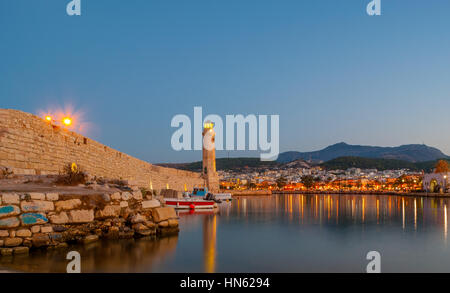 Die alte ägyptischen Leuchtturm im venezianischen Hafen ist einer der am meisten Natable Wahrzeichen der Stadt, Rethymno, Griechenland Stockfoto