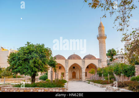 Die alte Veli-Pascha-Moschee befindet sich im zentralen Teil der Stadt, ist heute als Teil des National History Museum, Rethymno, Griechenland besetzt. Stockfoto