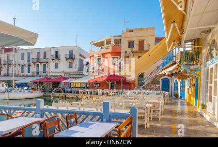 RETHYMNO, Griechenland - 15. Oktober 2013: Alte Fischerei Hafen von Rethymno ist heute touristischer Ort mit vielen Restaurants, am 15. Oktober in Rethymno Stockfoto