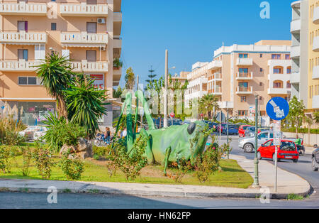 RETHYMNO, Griechenland - 15. Oktober 2013: Die ungewöhnliche Skulptur des riesigen Grasshoppes befindet sich im Zentrum Stadt, am 15. Oktober in Rethymno Stockfoto