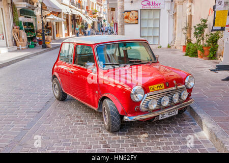 RETHYMNO, Griechenland - 15. Oktober 2013: Mini ist der König des alten engen mittelalterlichen touristische Straßen, am 15. Oktober in Rethymno Stockfoto