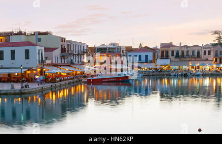 RETHYMNO, Griechenland - 15. Oktober 2013: Die Perle der Altstadt ist venezianischen Hafen mit einer breiten Palette von Restaurants und Tavernen, am 15. Oktober in Rethymno Stockfoto