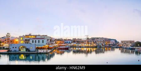 RETHYMNO, Griechenland - 15. Oktober 2013: Venezianische Hafen von Rethymno ist das am meisten besuchbar Wahrzeichen der Stadt und der beste Ort für Abend Promenade, auf Stockfoto