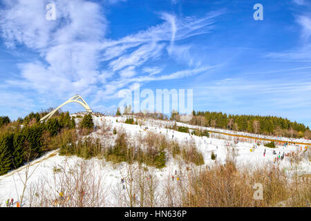 Blick auf St. Georg Skisprung-Veranstaltungsort, ein beliebtes Skigebiet in der Stadt Winterberg, Nordrhein-Westfalen, Deutschland. Stockfoto