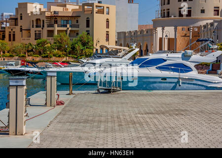 Blick zum Yachthafen und Yachten in Tala Bay Aqaba, Jordanien Stockfoto