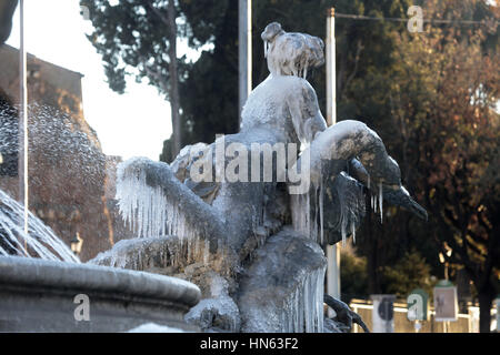 Aufgrund der sehr niedrigen Temperaturen unter-2 vereist Brunnen in Rom wo: Rom, Italien: 7. Januar 2017 Credit: IPA/WENN.com ** nur verfügbar für die Veröffentlichung in UK, USA, Deutschland, Österreich, Schweiz ** Stockfoto