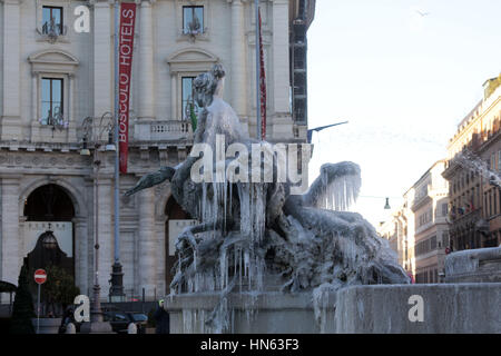 Aufgrund der sehr niedrigen Temperaturen unter-2 vereist Brunnen in Rom wo: Rom, Italien: 7. Januar 2017 Credit: IPA/WENN.com ** nur verfügbar für die Veröffentlichung in UK, USA, Deutschland, Österreich, Schweiz ** Stockfoto