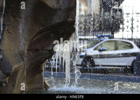 Aufgrund der sehr niedrigen Temperaturen unter-2 vereist Brunnen in Rom wo: Rom, Italien: 7. Januar 2017 Credit: IPA/WENN.com ** nur verfügbar für die Veröffentlichung in UK, USA, Deutschland, Österreich, Schweiz ** Stockfoto