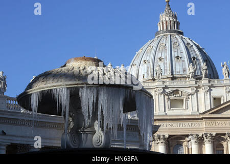 Aufgrund der sehr niedrigen Temperaturen unter-2 vereist Brunnen in Rom wo: Rom, Italien: 7. Januar 2017 Credit: IPA/WENN.com ** nur verfügbar für die Veröffentlichung in UK, USA, Deutschland, Österreich, Schweiz ** Stockfoto