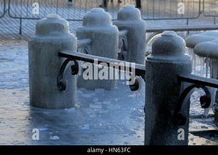 Aufgrund der sehr niedrigen Temperaturen unter-2 vereist Brunnen in Rom wo: Rom, Italien: 7. Januar 2017 Credit: IPA/WENN.com ** nur verfügbar für die Veröffentlichung in UK, USA, Deutschland, Österreich, Schweiz ** Stockfoto