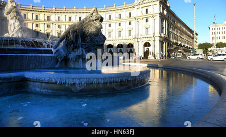 Aufgrund der sehr niedrigen Temperaturen unter-2 vereist Brunnen in Rom wo: Rom, Italien: 7. Januar 2017 Credit: IPA/WENN.com ** nur verfügbar für die Veröffentlichung in UK, USA, Deutschland, Österreich, Schweiz ** Stockfoto