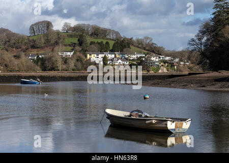 Boote an einem Bach am Fluss Dart der Devon Dorf Stoke Gabriel South Hams Devon Stockfoto