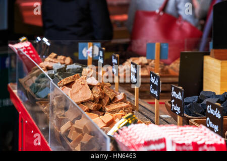Meersalz Karamell, stall Fudge und anderen süßen auf dem Display auf eine Konditorei im Borough Market in London Stockfoto
