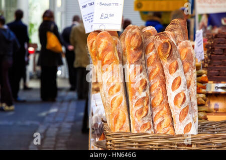 Frisch gebackenes Baguette auf dem Display an Borough Market, London Stockfoto