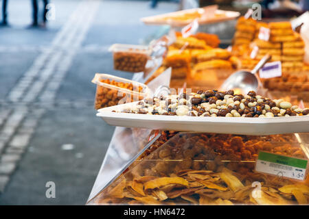 Schokolade Macadamia-Nüssen auf dem Display an einem getrockneten Früchten und Nüssen stall im Borough Market, London Stockfoto