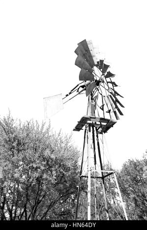 Unschärfe Südafrika Windmühle Turbinentechnologie im Nationalpark Stockfoto