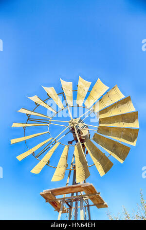 Unschärfe Südafrika Windmühle Turbinentechnologie im Nationalpark Stockfoto