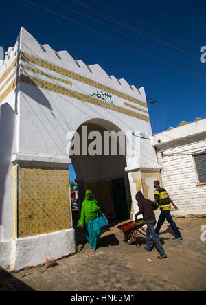 Äthiopische Passanten durch Showa-Tor, das ist Stull als Gefängnis genutzt, von der Polizei, Harari Region Harar, Äthiopien Stockfoto