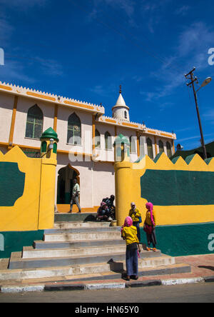 Menschen gehen in al-Jami Moschee für den Freitag beten, Harari Region Harar, Äthiopien Stockfoto