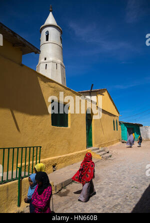 Frauen auf der Straße vor al-Jami Moschee, Harari Region Harar, Äthiopien übergeben Stockfoto