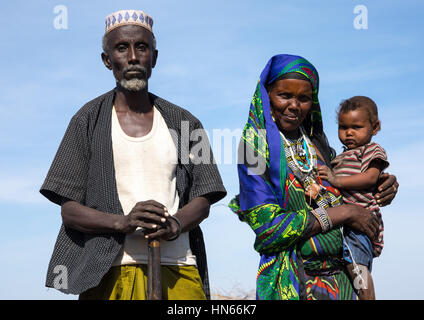 Issa Stamm Mann mit seiner Frau und Kind, Afar-Region, Yangudi Rassa Nationalpark, Äthiopien Stockfoto