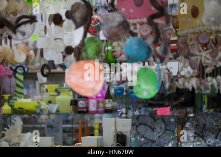 Mit einem Blick in ein Suvenir Shop mit einer Vielzahl von Objekten, Herumspielen transparent und farbig, schießen mit einem 100 mm Makro Objektiv...... Stockfoto
