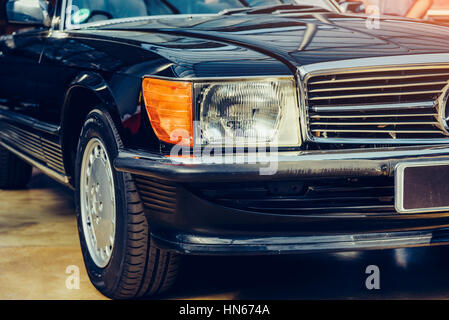 Nahaufnahme der Scheinwerfer und Stoßstange auf Oldtimer Automobil Stockfoto