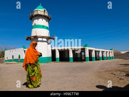 Ferne Frau vor der Alimirac Canfere-Sultan-Moschee und dem berühmten Minarett, Afar-Region, Assaita, Äthiopien Stockfoto