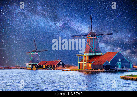 Sternenhimmel über holländische Windmühlen aus dem Kanal in Rotterdam Stockfoto