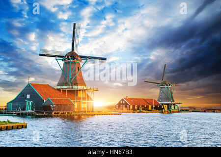 Cumulus-Wolken am Sonnenuntergang über holländische Windmühlen in Rotterdam. Neth Stockfoto