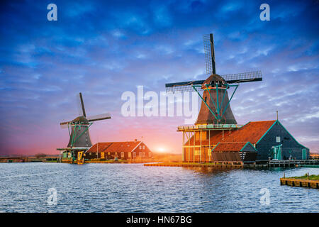 Cumulus-Wolken am Sonnenuntergang über holländische Windmühlen in Rotterdam. Neth Stockfoto