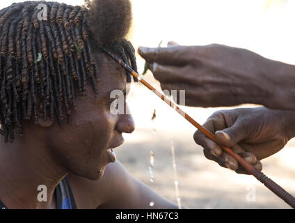 Der Ferne Mann mit einem traditionellen Frisur mit einem Stock zu lockiges Haar, Afar-Region, Afambo, Äthiopien Stockfoto