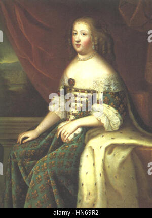 Dieses Ölporträt von Marie Thérèse aus dem 17. Jahrhundert zeigt sie als Königin Ludwigs XIV. Von Frankreich. Das Gemälde spiegelt die Pracht und Formalität des königlichen Hofes während der Barockzeit wider und zeigt die königliche Kleidung und die Größe der Königin. Die Identität des Künstlers bleibt unbekannt, aber das Werk veranschaulicht die Opulenz und den künstlerischen Stil der Zeit. Stockfoto