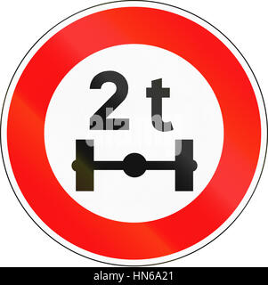 Straßenschild in Frankreich - keine Fahrzeuge mit einem Gewicht von mehr als 2 Tonnen auf einer Achse verwendet. Stockfoto